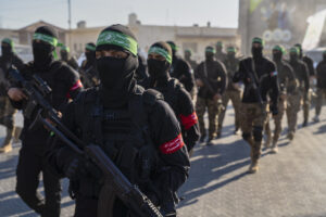 (INT) Hamas holds military parade to remember Israel's 2014 offensive. July 20, 2022, Gaza  Strip, Palestine: Brigadiers from Al-Qassam, the military wing of the Islamic resistance movement Hamas, take part in a military parade on the anniversary of the 2014 war, the so-called Operation Protective Margin, a military campaign launched by the Israeli Armed Forces against the Gaza Strip. The conflict led to the deaths of 2,251 people and more than 11,000 injuries, according to Palestinian and United Nations sources. Credit: Saher Elghorra/Thenews2 (Foto: Saher Elghorra/TheNews2/Deposit Photos)