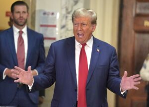(NEW) Donald Trump’s 3rd Day Appearance for Court Fraud Trial in New York. October 4, 2023, New York, USA: The former US President, Donald Trump arrives at the court on day three, for fraud trial in Manhattan amid tight security and busy day in Manhattan. Letitia James, New York Attorney General, accuses Donald Trump, two of his adult children, the Trump Organization of financial fraud and $250 million civil fraud trial that could see him permanently banned from doing business in New York.
Credit: Jorge Estrellado/Thenews2 (Foto: Jorge Estrellado/Thenews2/Deposit Photos) (NEW) Donald Trump’s 3rd Day Appearance for Court Fraud Trial in New York. October 4, 2023, New York, USA: The former US President, Donald Trump arrives at the court on day three, for fraud trial in Manhattan amid tight security and busy day in Manhattan. Letitia James, New York Attorney General, accuses Donald Trump, two of his adult children, the Trump Organization of financial fraud and $250 million civil fraud trial that could see him permanently banned from doing business in New York.
Credit: Jorge Estrellado/Thenews2 (Foto: Jorge Estrellado/Thenews2/Deposit Photos)