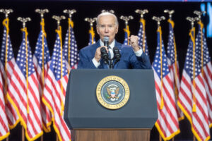 (NEW) President Biden Delivers Remarks On The Debt Ceiling. May 10, 2023, Valhalla, New York, USA: U.S. President Joe Biden Speaks on the debt limit during an event at SUNY Westchester Community College on May 10, 2023 in Valhalla, New York, USA. U.S. President Joe Biden on Wednesday blasted Republican-demanded spending cuts as "devastating," making his case in a campaign-style speech to voters as lawmakers met in Washington on raising the government's borrowing limit to avoid a potentially catastrophic U.S.  Credit: M10s / TheNews2 (Foto: M10s/TheNews2/Deposit Photos)