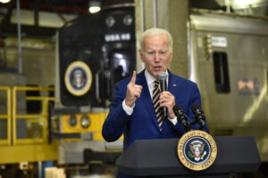 (NEW) Bipartisan Observations on Infrastructure Act in New York City. January 31, 2023, New York, USA: US President Joe Biden delivers a speech and discusses topics related to the Bipartisan Infrastructure Act and how it would help with traffic and transportation at the Long Island Railroad West Side Train Yard in New York on Tuesday (31). Credit: Kyle Mazza/TheNews2 (Foto: Kyle Mazza/TheNews2/Deposit Photos)